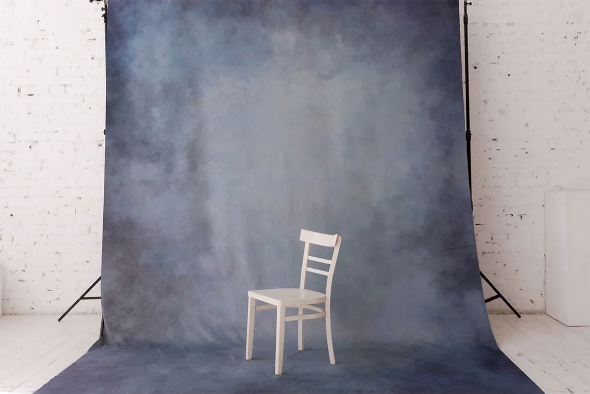 Женщина в фото студии на стуле скучает одиноко