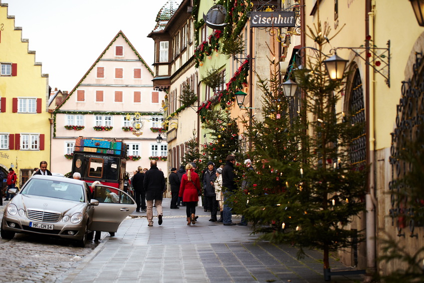 --.   (Weihnachtsdorf).