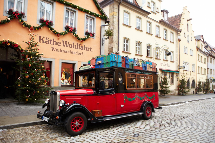 --.   (Weihnachtsdorf).